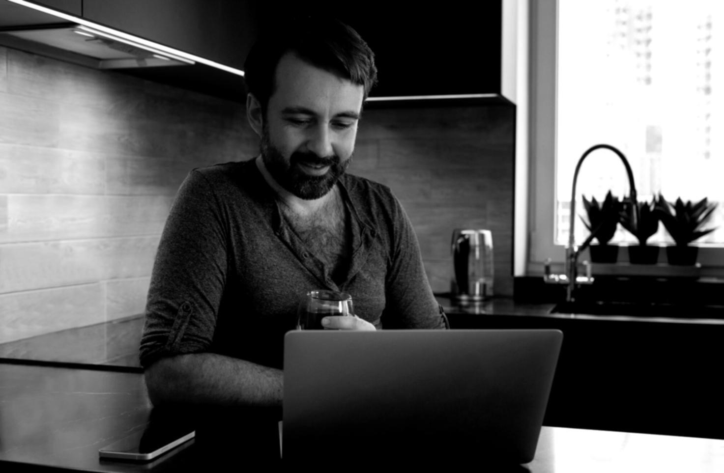 Espace de travail moderne avec outils d'analyse financière