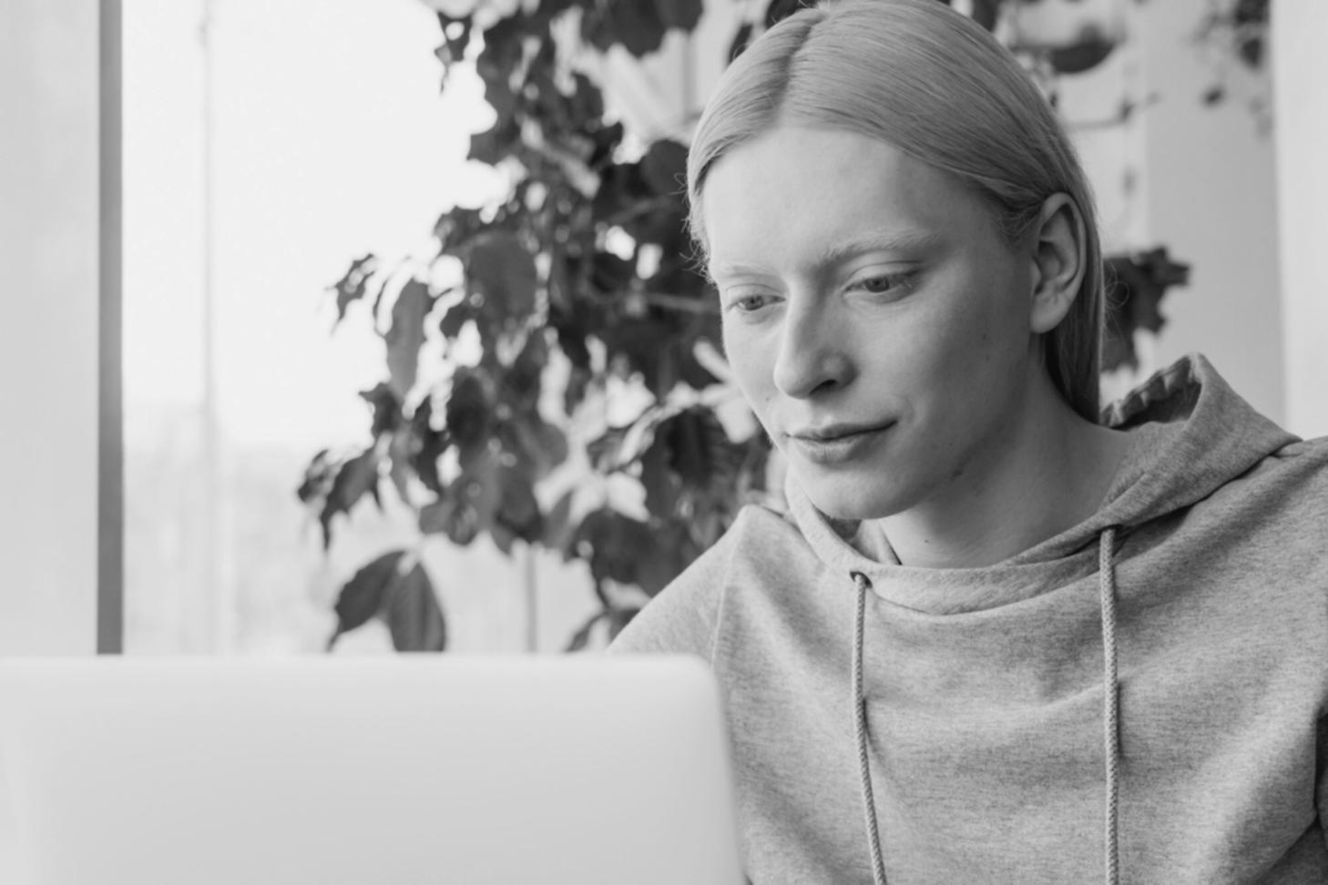 Analyse détaillée des tendances financières sur écran professionnel